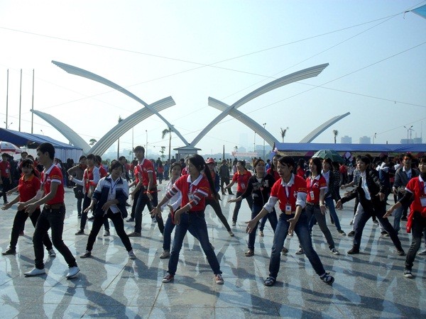 ...những thanh niên khác sôi nổi với điệu nhảy flashmob tập thể